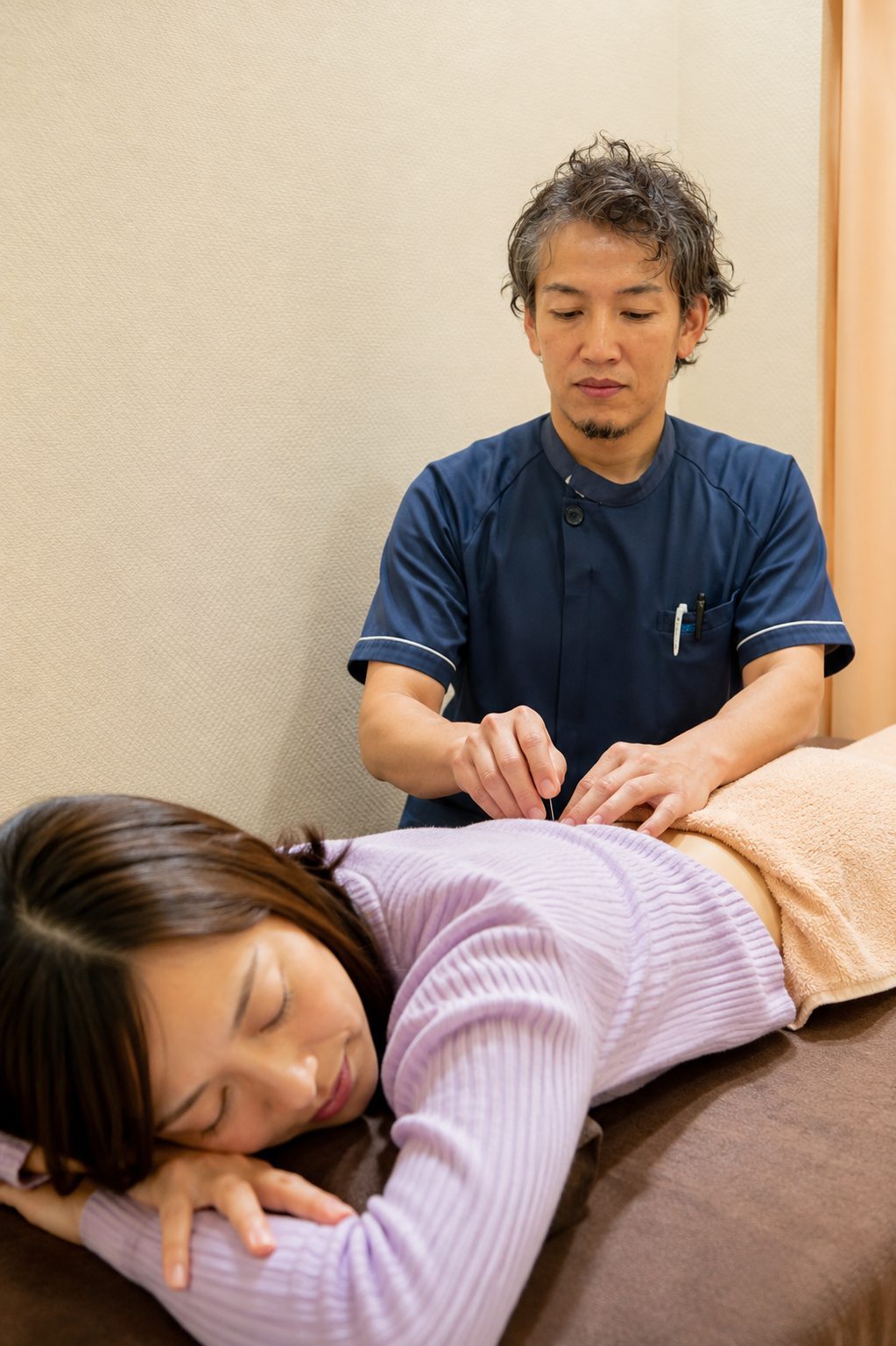患者様が鍼灸施術を受けている様子